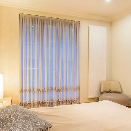 Old Spacious 2 Bedroom شقة *