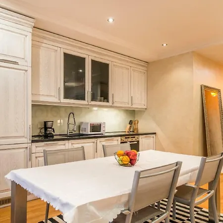 Old Spacious 2 Bedroom Apartment *