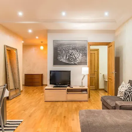 Old Spacious 2 Bedroom شقة *