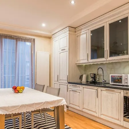 Old Spacious 2 Bedroom Appartement Riga